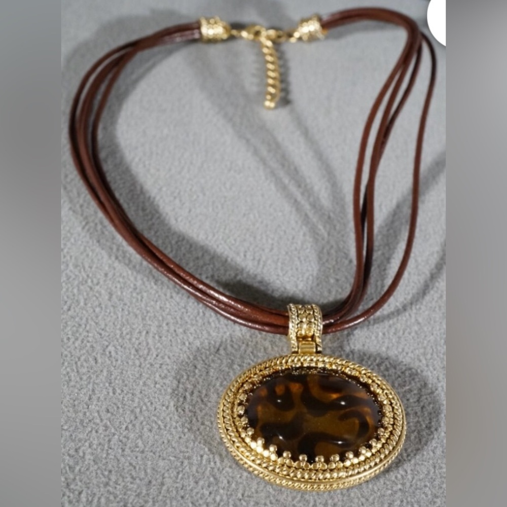 ❤️Vtg-style yellow gold-tone faux tiger's eye pendant necklace on brown cord.
